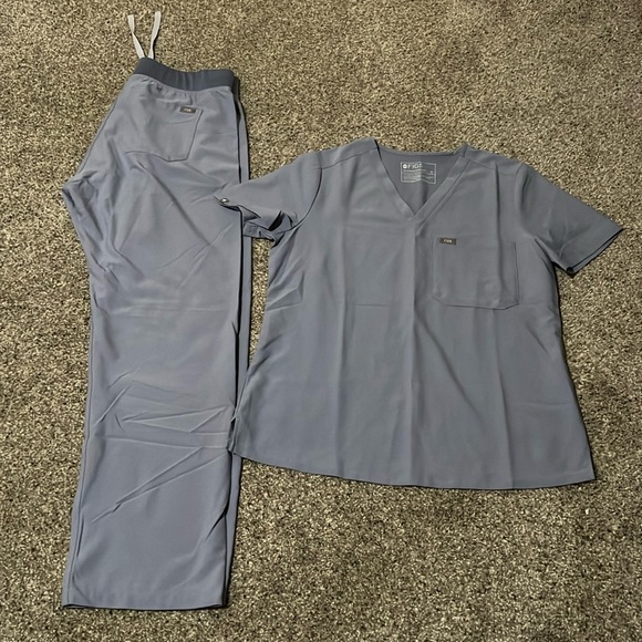 FIGS Scrub Set - Picture 1 of 1